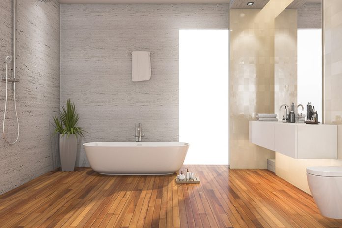 055_147850596 Nie wieder kalte Füße: Eine Holzdiele im Badezimmer.