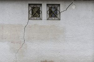 Risse können durch Erschütterungen oder statische Probleme entstehen