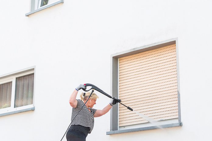 077_91898671 Vorsicht mit dem Hochdruckreiniger beim Reinigen der Fassade: Nicht alle Putze halten dem hohen Druck stand.