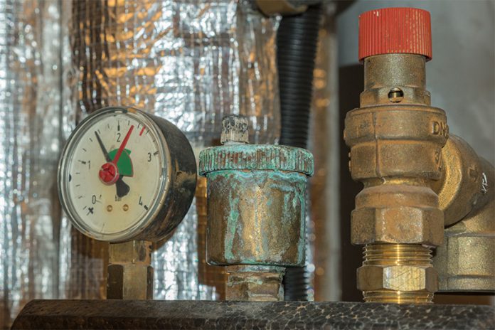 085_180827287 Der Austausch alter Heizkessel kann helfen, die Energiekosten massiv zu senken.