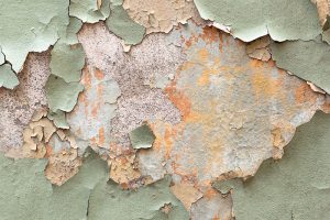 Abblätternde Farbe sollten Sie nicht einfach so überstreichen. Gehen Sie der Ursache auf den Grund.