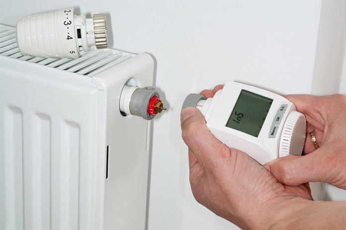 126_99116472 Ein Umrüsten auf elektronische Thermostate bietet viele Vorteile.