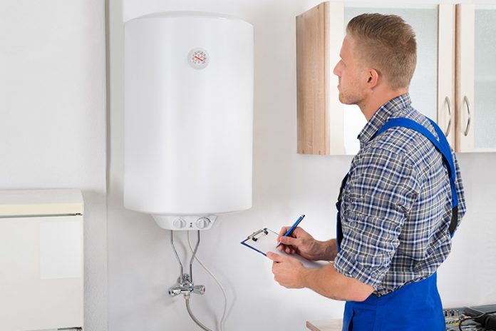129_88104499 Warmwasserspeicher können mit Energie aus der Wärmepumpe, Photovoltaik oder Strom und Gas betrieben werden.