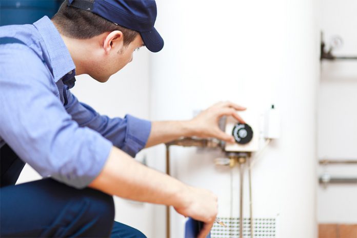 136_53961667 Den Warmwasserspeicher regelmäßig zu reinigen sorgt nicht nur für geringere Energiekosten, sondern auch für mehr Hygiene.