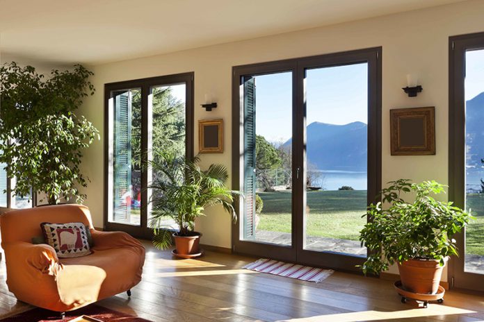 140_47847650 Natürlichkeit, Ästhetik und Langlebigkeit zeichnen Holzfenster aus.