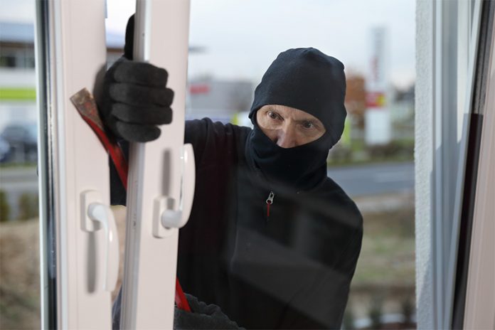 141_183325586 Vorsicht: Gekippte Fenster sind wie eine Einladung für Einbrecher. Ein Einbruchschutz für Fenster erhöht den Schutz ungemein.