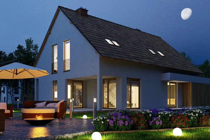 163_208755842 Licht im Garten ist nicht nur eine Frage der Ästhetik, sondern auch eine der Sicherheit. Beim Thema Strom ist allerdings Vorsicht geboten.