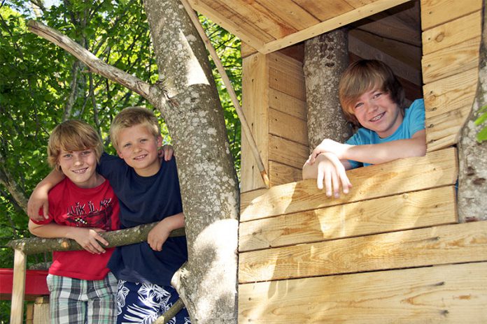 171_32099858 Ein Baumhaus steht auf der Wunschliste vieler Kinder ganz weit oben. Doch aufgepasst: Dieses Vorhaben will gut durchgeplant sein.