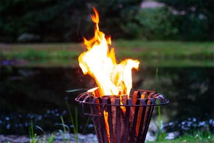 182_219000839 Mit einem Feuerkorb machen Sie Ihre Gartenparty zu einem unvergesslichen Erlebnis.