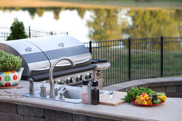 222_80580555 Mehr Zeit für Ihre Gäste: Mit einer Outdoor-Küche sparen Sie sich bei Grillfesten die Lauferei zwischen Küche und Garten.