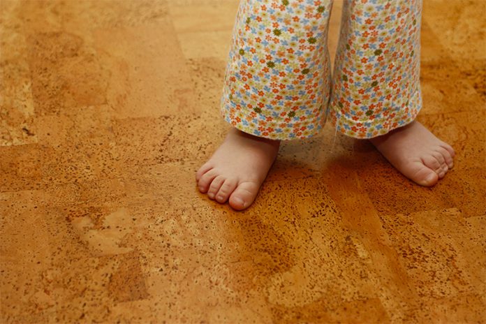 224_14108565 Wer gerne barfuß durch die Wohnung läuft, wird Bodenbelag aus Kork lieben. Doch Kork überzeugt mit zahlreichen Eigenschaften...