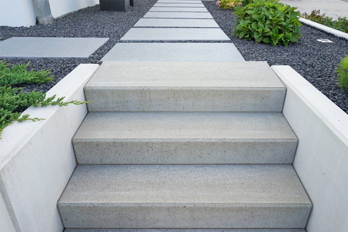 231_96963229 Für Treppen im Außenbereich stehen mehrere Materialien und Bauformen zur Auswahl.