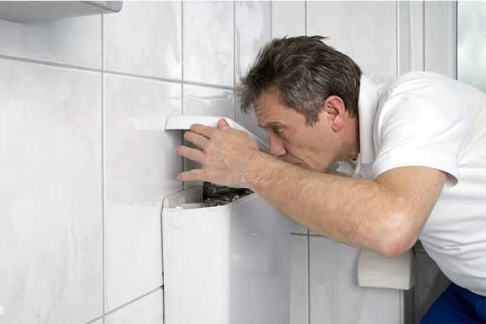 247_139567410 Toilettenspülung zu schwach? Ein Blick in den Spülkasten kann bereits oft Aufschluss über das Problem geben.
