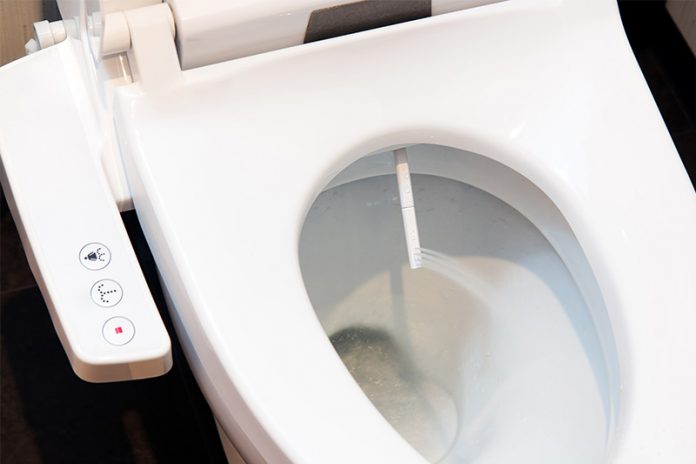 248_164277949 Hygienisch und ökologisch zugleich: Mit der Luxus-Toilette als WC-Bidet Kombination brauchen Sie kein Klopapier mehr.