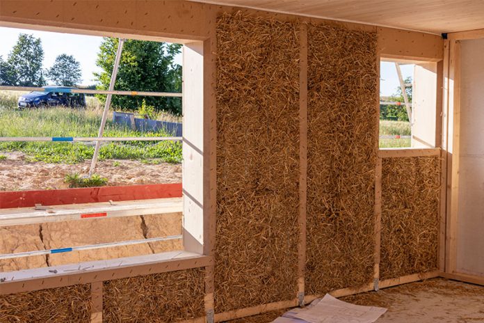 305_278040520 Der Strohballenbau bietet viele Vorteile. Vor allem besticht er durch seine gute Wärmedämmfähigkeit.