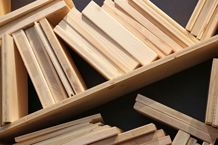 320_91277265 Holzwerkstoffplatten gibt es in vielen Ausführungen, Dicken und in verschiedenen Zusammensetzungen.