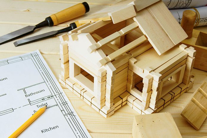 321_80577811 Der Blockbohlenbau zählt zu den ältesten Arten, ein Holzhaus zu errichten.