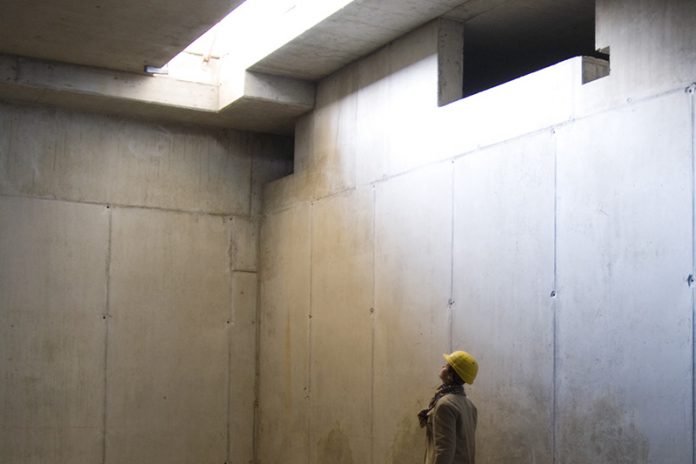 0365bt2760712 Ein Beton Lichtschacht wird in der Regel einbaufertig angeliefert.