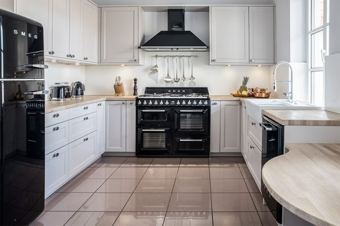 SMEG02 Eine Küche im Landhausstil glänzt vor allem durch passende Geräte. Im Bild: Geräte im Retro-Stil von SMEG.