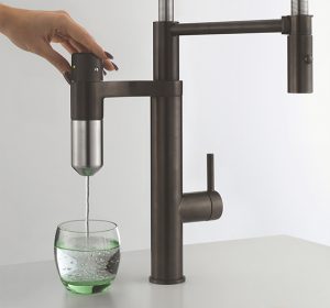 Die Filterkapsel filtert Mikroplastik, Rost, Chlor, Medikamentenrückstände und Hormone aus dem Wasser. Zudem werden 99 % der Bakterien und Viren entfernt.