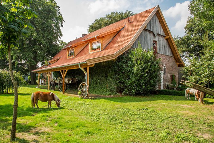 nelskamp_03 Traumhaft schön: Das Dach des Bauernhofs wurde mit Hohlfalzziegeln von Nelskamp eingedeckt.