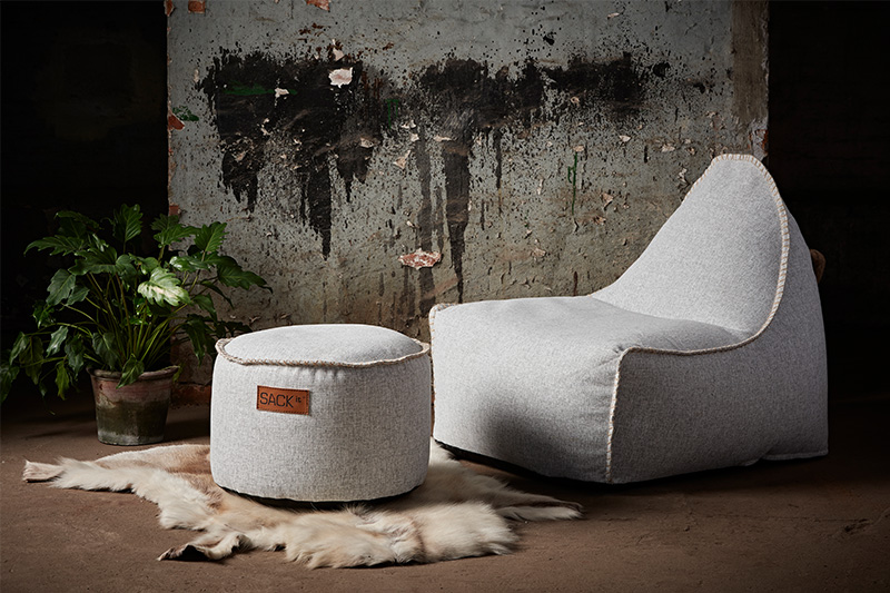 Hocker und Sitzsack in den passenden Farben kombiniert: RETROit Cobana White.