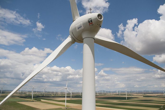 202010010222 Neben großen Windrädern gibt es auch die Möglichkeit Strom durch die sogenannte
