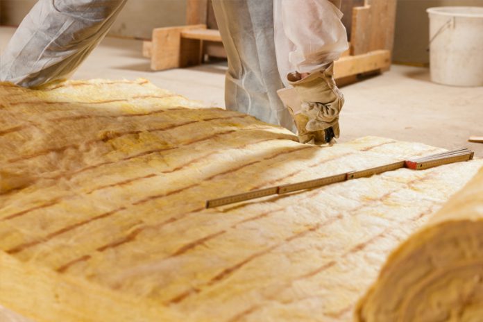 2020100102601 Clevere Dämmung: Mineralwolle lässt sich von Fachleuten wie auch von Heimwerkern gleichermaßen problemlos verarbeiten.